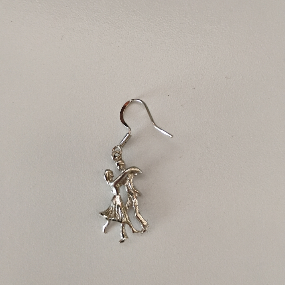 dancing couple charm earring. 💃🏼🕺🏼
